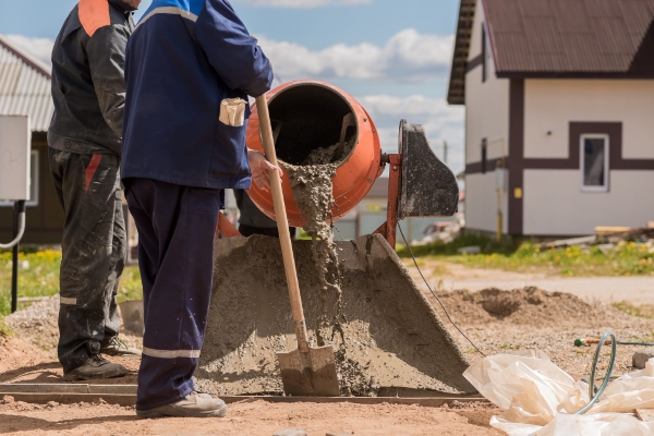 A constructionworker offering short load services to a homeowner on project. 